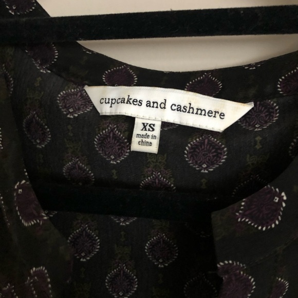 Cupcakes and Cashmere Floral peplum blouse - Picture 2 of 3